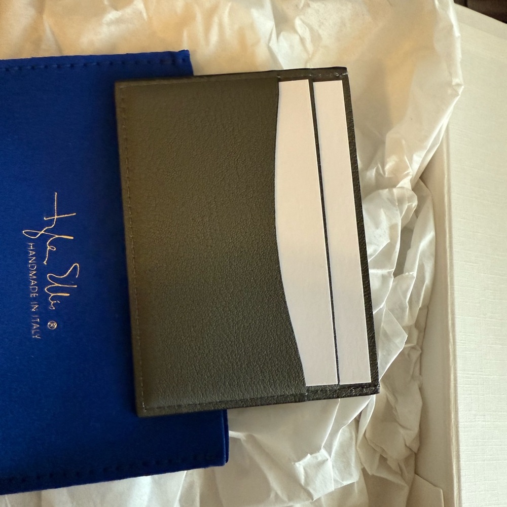 Wynn Card Holder
Stone Gray Calf Leather